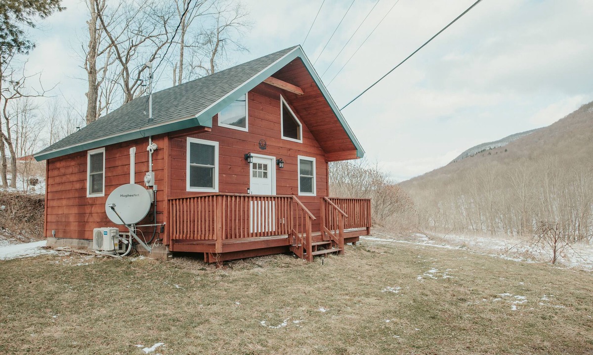 Roxbury Cabin | Mountainscape: Peaceful and Skiing Getaway. Pet-Friendly