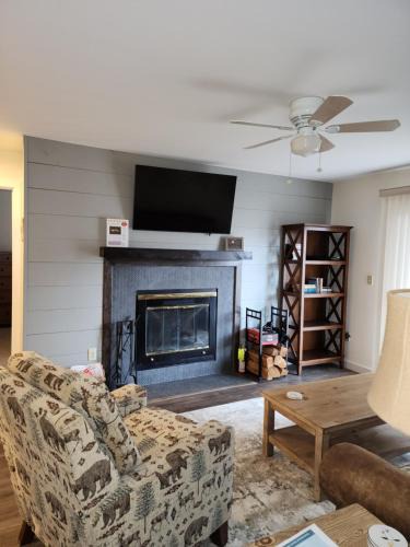 West Dover Apartment | Mt Snow Condo with Pool Mountain Views Half Mile to Mtn