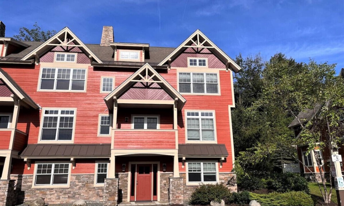 West Dover House | MT Snow. Ski on/off. Hot Tub