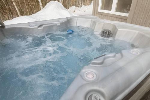 Campton House | Multi-Family Retreat | 20m to Lincoln | 2 hot tubs