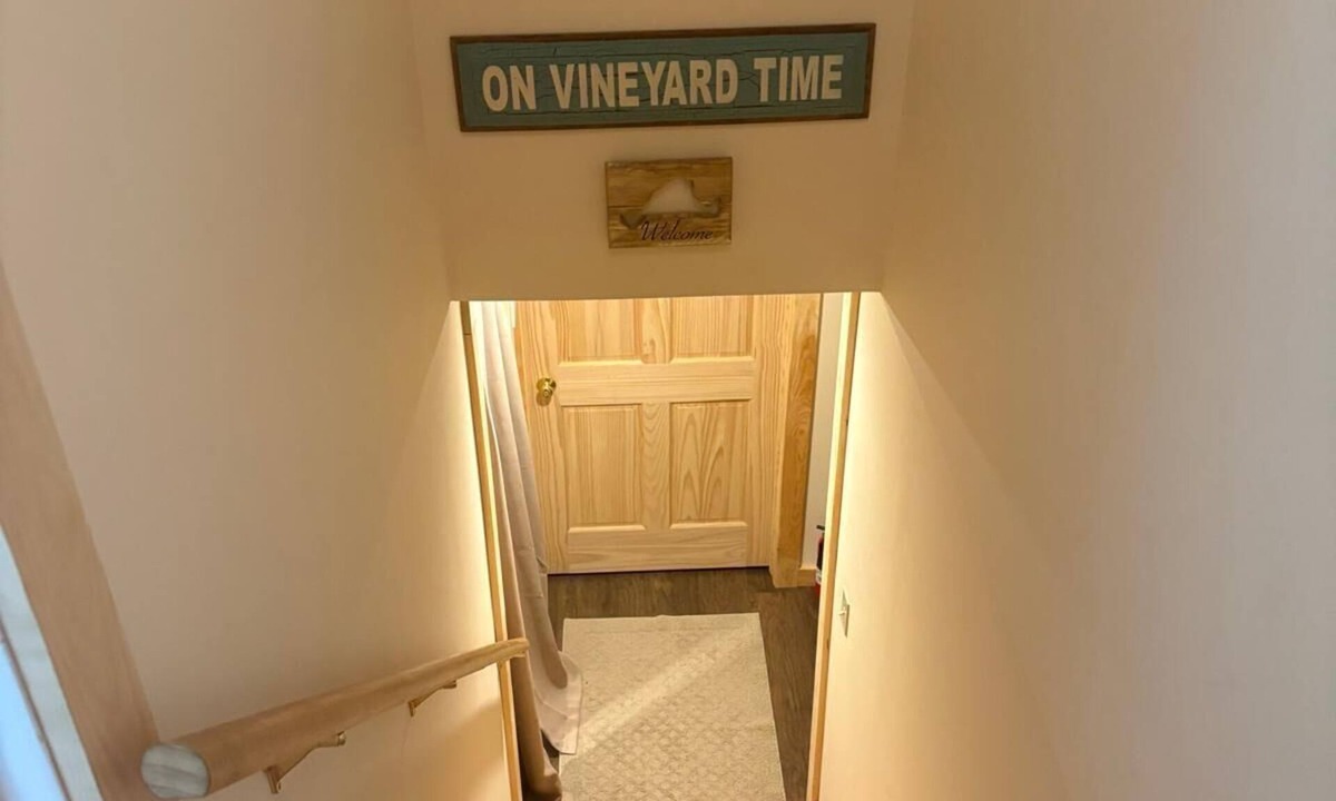 Vineyard Haven House | MV Sea Glenn Flowers Pleasant 4-bedroom 3-bathroom house with AC in Oak Bluffs