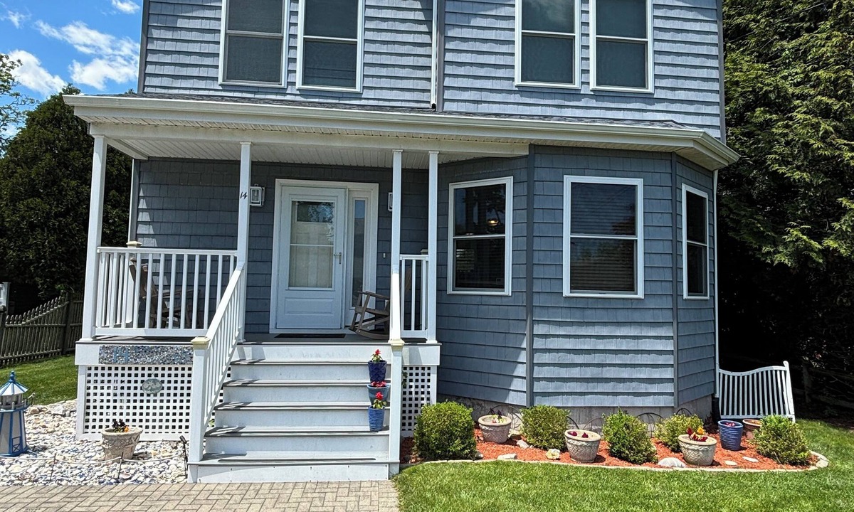 Narragansett House | Narragansett RI/Scarborough Beach - Spacious 3 bedroom/2 Bathroom Home