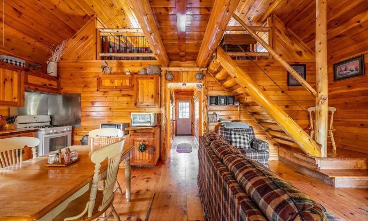 Starks House | Nature Enthusiast's Haven:Cabin with Scenic Trails