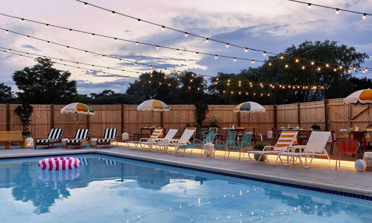 Newport Hotel | Near Newport Harbor + On-Site Dining. Pool. Bikes.