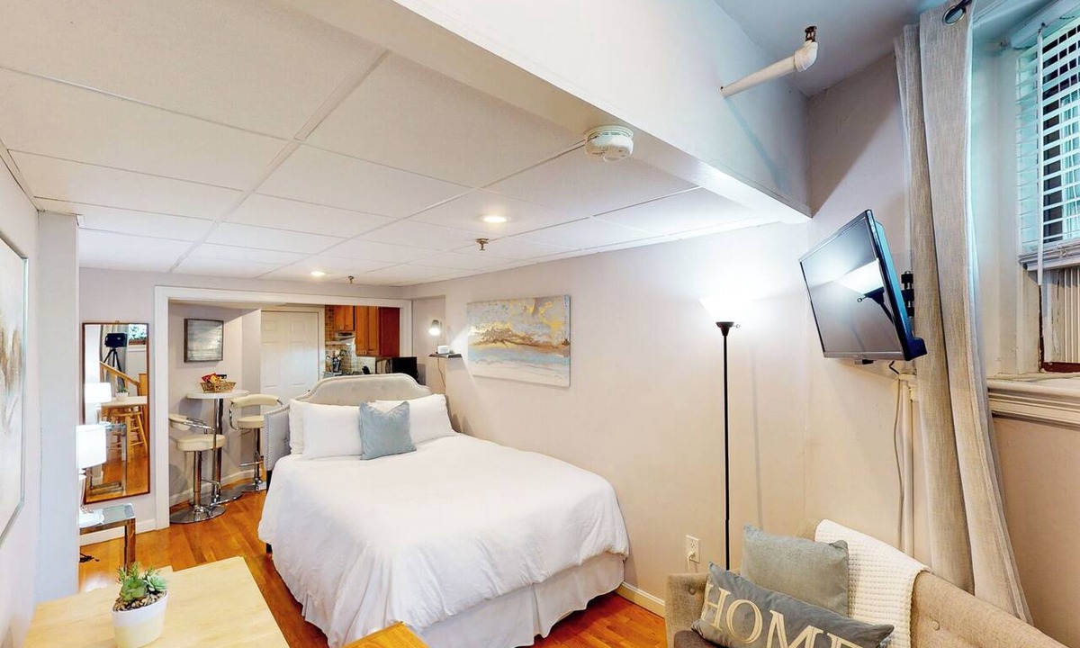 Longwood Apartment | Near Public Transport, Fenway, BU, Longwood Med