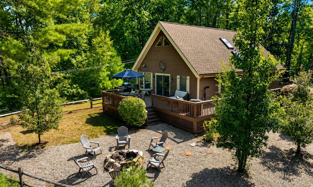 East Wakefield Cabin | New! 2 Min to Beach-8 Beds-Family Ready-Serene