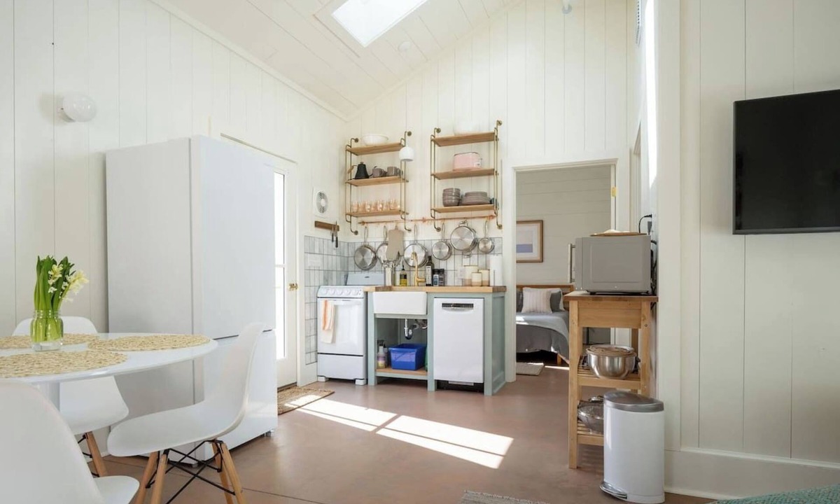 New North End Cottage | New 2024 Airy Cottage Near Beaches & Park