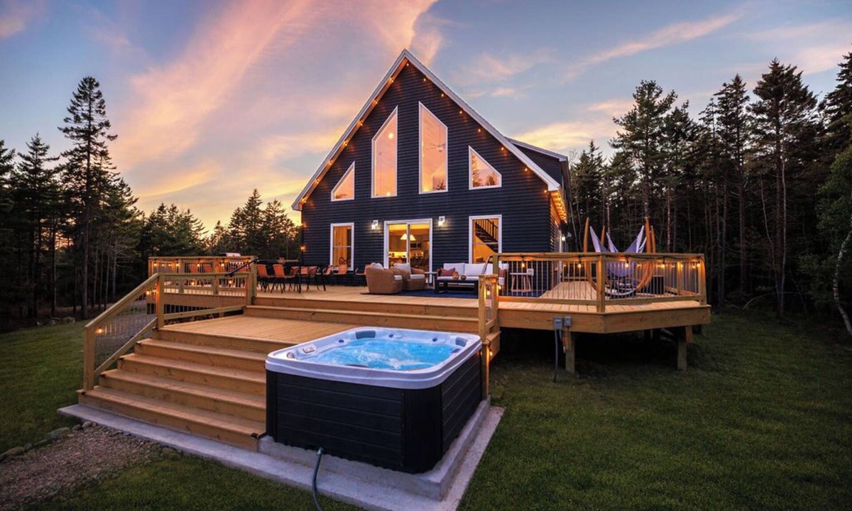 Tremont House | NEW - Acadia Retreat - Hot Tub, Deck, Games - Sleeps 16