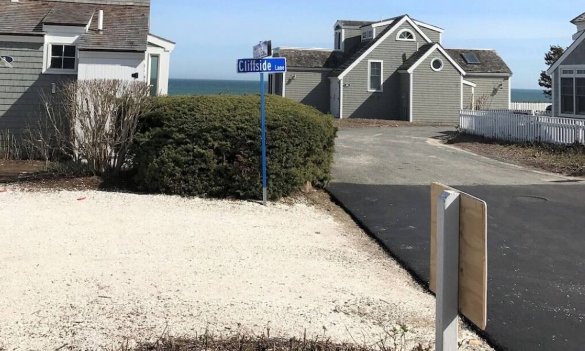 Mashpee House | New ACs, new paint, new linens and towels!Prime spot, right on the beach path!