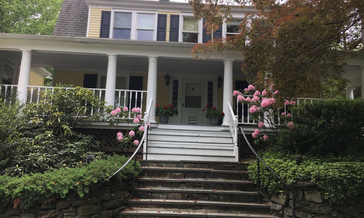 New Canaan House | New Canaan-Great Fairfield County Location. Walk to Town. Walk to Train