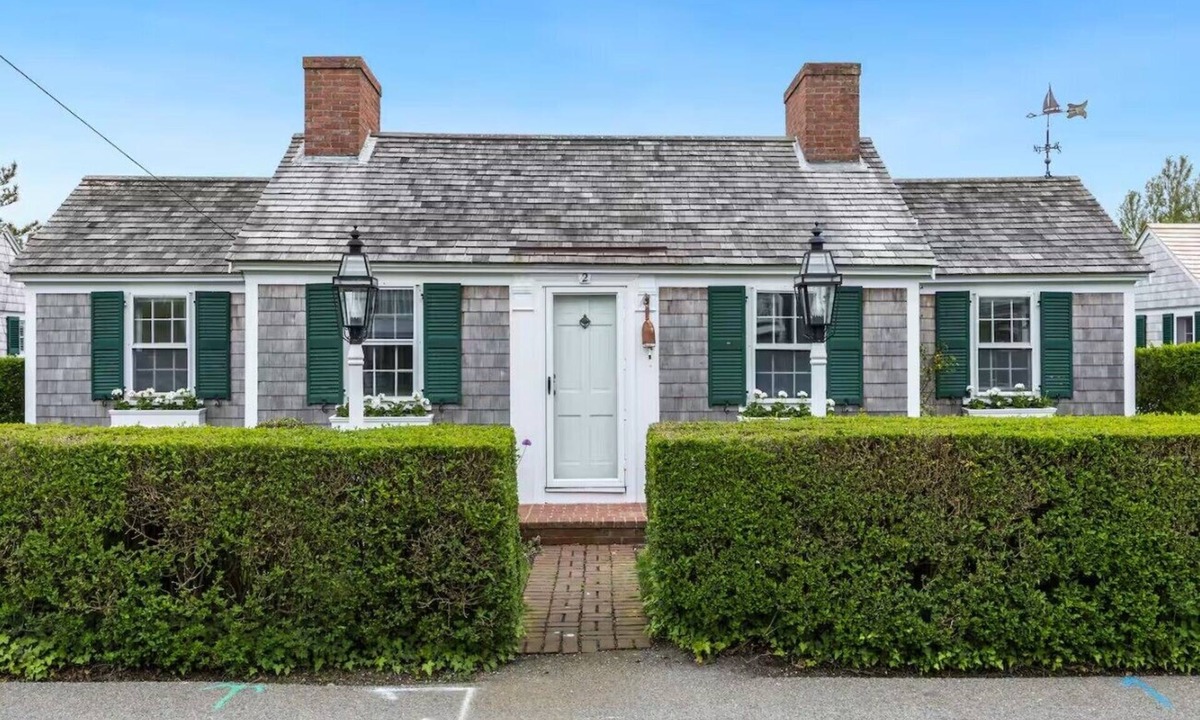 Commercial Street Cottage | *NEW* Classic Beach Cottage, Parking, West End