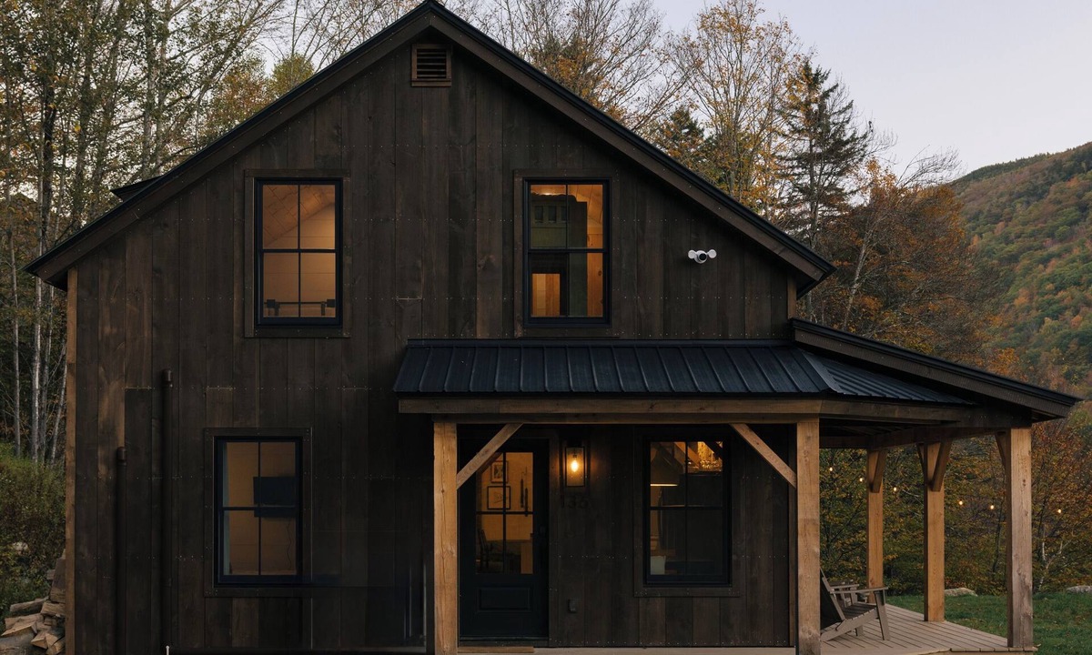 Killington Cabin | NEW Cozy 4-bedroom cabin with AC, WiFi, Hot Tub and Fire Place!