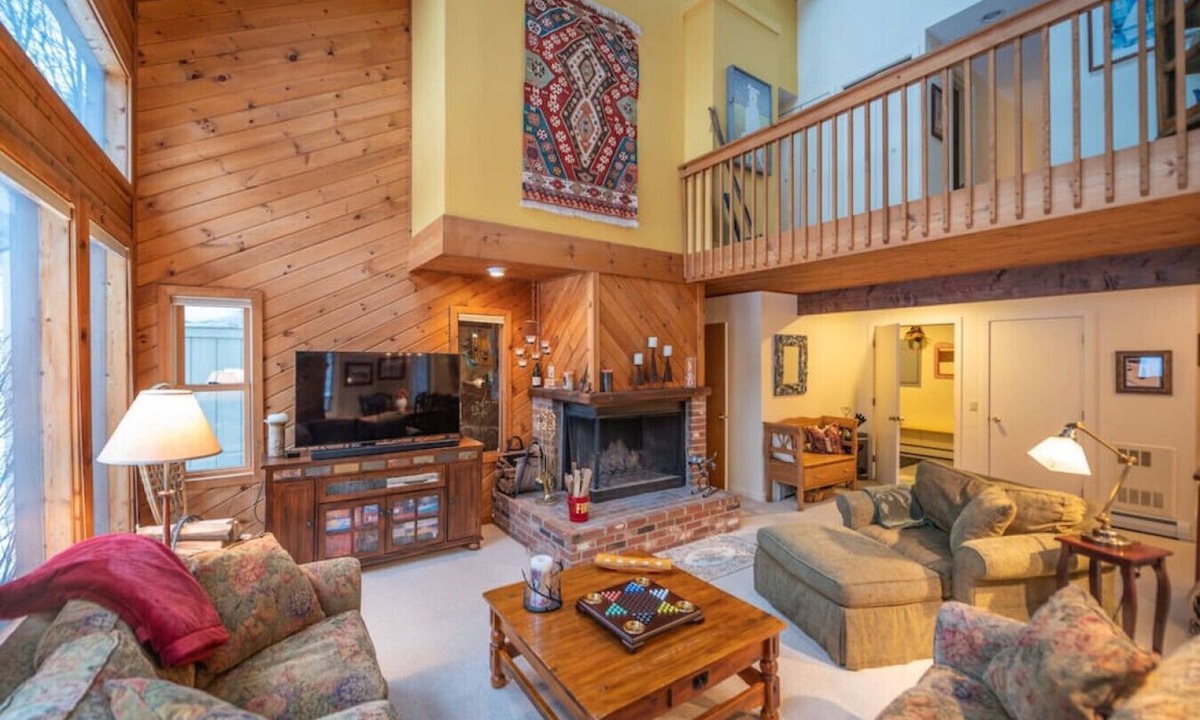 West Dover Villa | New! Family Townhome with Hot Tub, Shuttle service