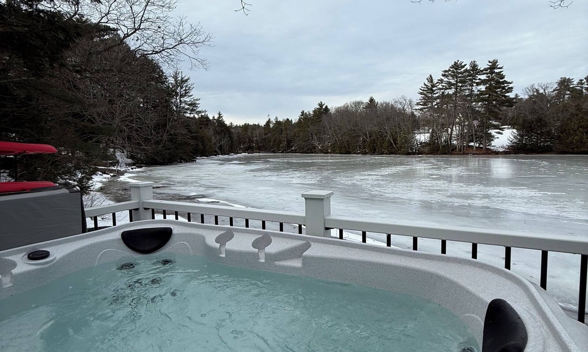 Center Ossipee House | New HOT TUB Soak n Stay Huge Game Room Fast WiFi 4 TVs Fire Pit Grill Leaf Peep