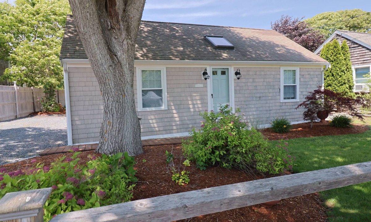East Dennis Cottage | New Listing-Cozy Cottage. Short Walk to North Side Beaches Near Sesuit Harbor