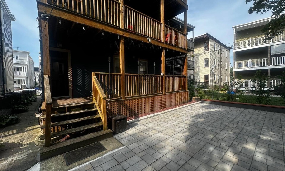 Dorchester Apartment | New Listing Deal! Bright Boston Apartment.