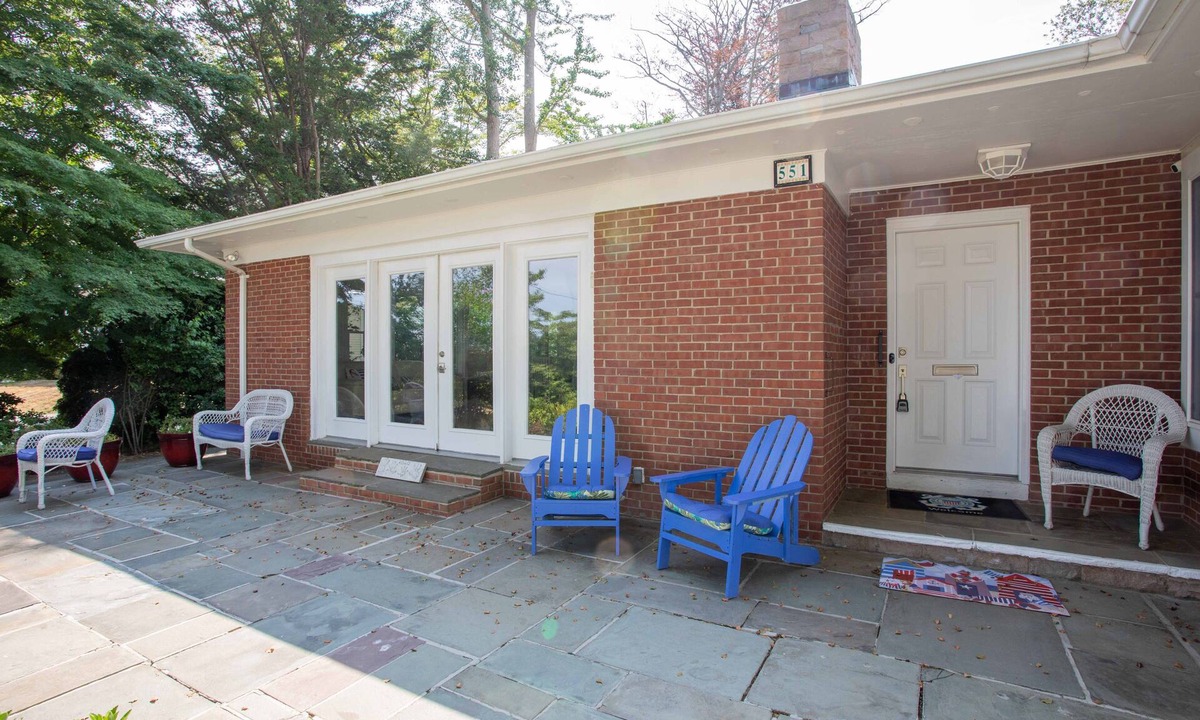New London House | New London Beach Home w/PRIVATE BEACH