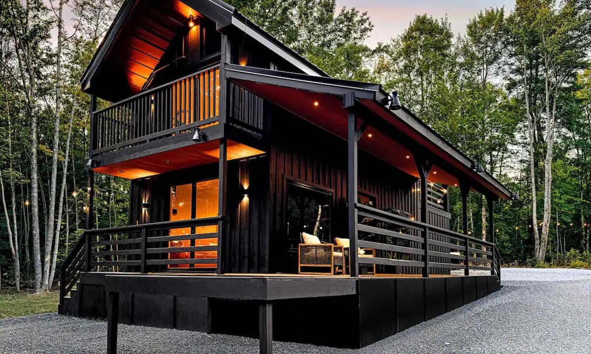 Davenport Cabin | NEW Luxury Getaway Chalet -Hot tub/Sauna and More!