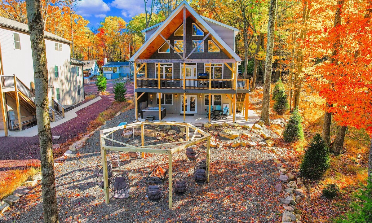 Lake Harmony Estates House | New Modern Luxury Lakeview Haven: Lake Access,HotTub, Game Room, FirePits, Ski