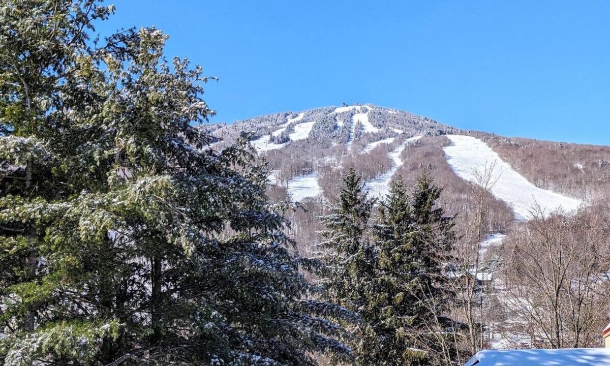 West Dover Villa | New! Mt Snow Condo. Walk to lifts, pool, Hot tub