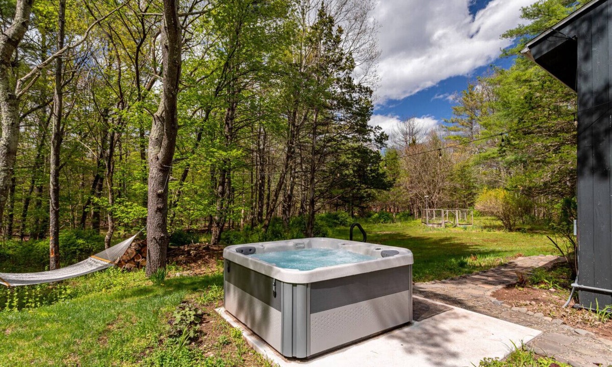 Saugerties House | NEW: SoulWood - Heart, Hearth and Hot-tub nr Woodstock