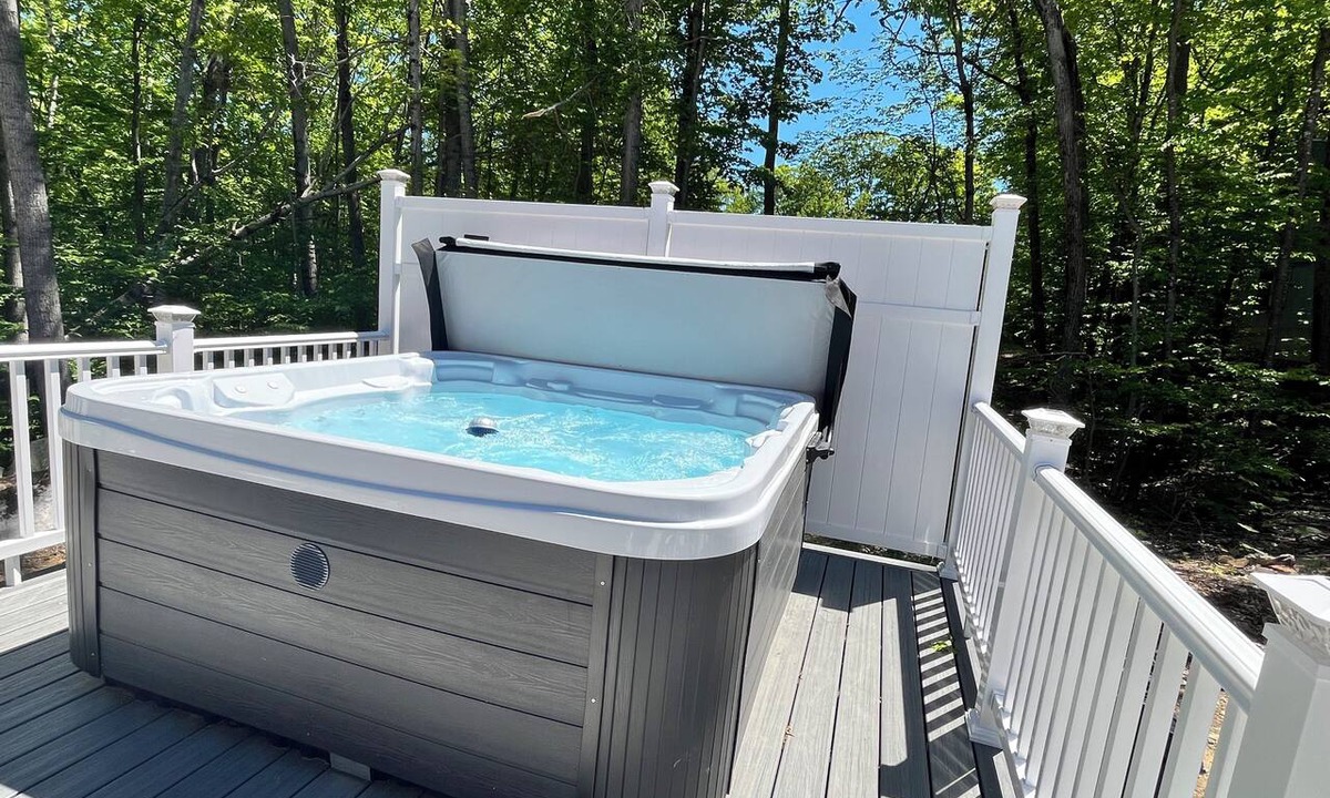 Laconia House | New! Spacious 3-bedroom 2.5 bath house with central AC minutes from Weirs Beach