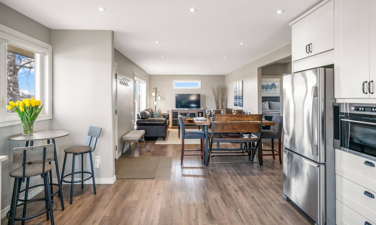 Virgil House | New Vineyard Home 3 Bedroom, mins to Wineries & Old Town Niagara-on-the-Lake