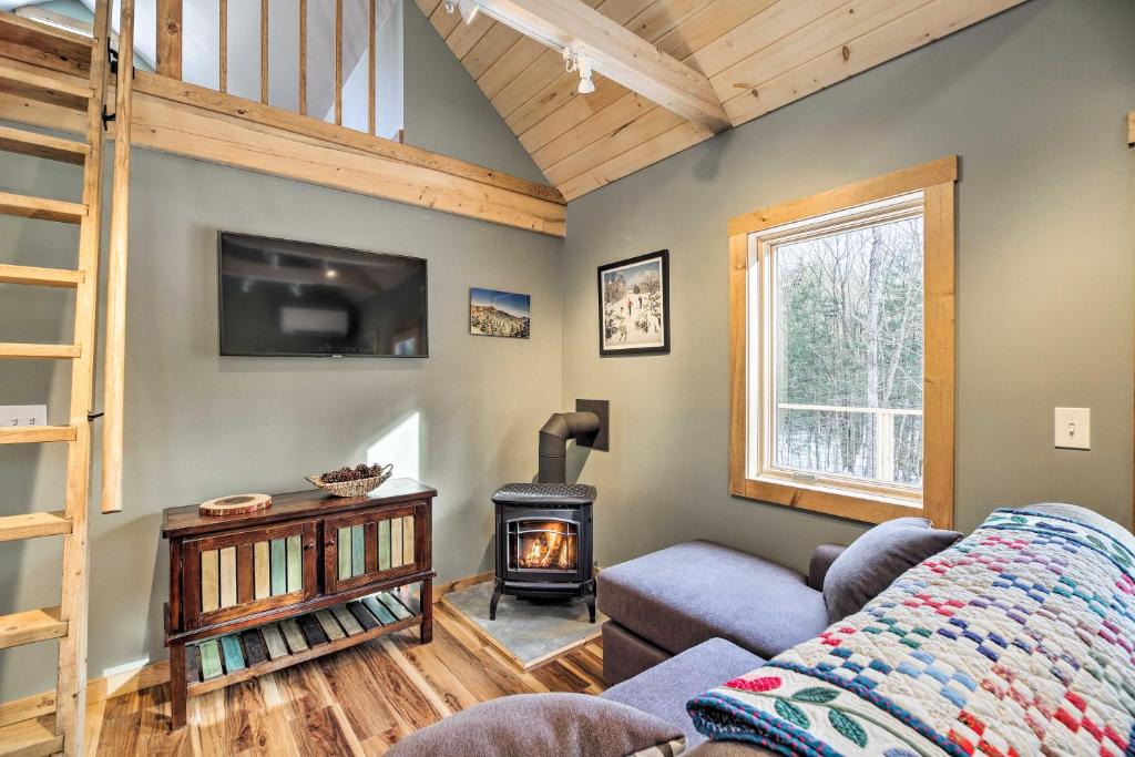 Morrisville House | Newly Built Cabin w/Hot Tub - 16 Mi to Stowe Mtn!