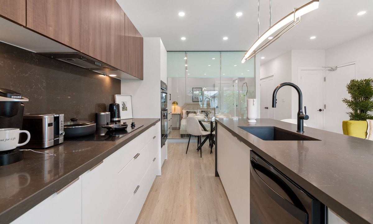 Leslieville Apartment | Newly Built & Professionally Designed Modern Sleek Executive Suite - Leslieville