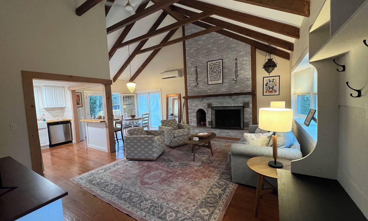 West Tisbury House | Newly renovated 3BR house, FREE CAR with beach sticker, pet friendly, sleeps 10.