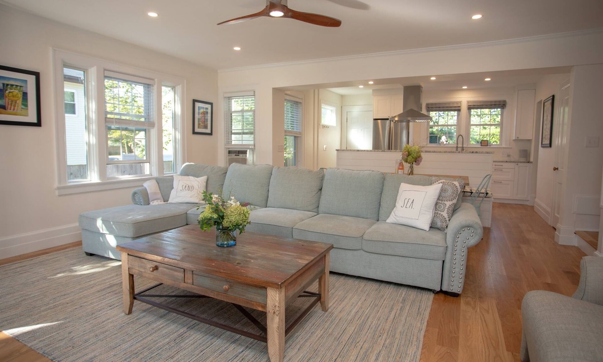 Cliff Walk House | Newly Renovated 6BR with Parking & Outdoor Shower!