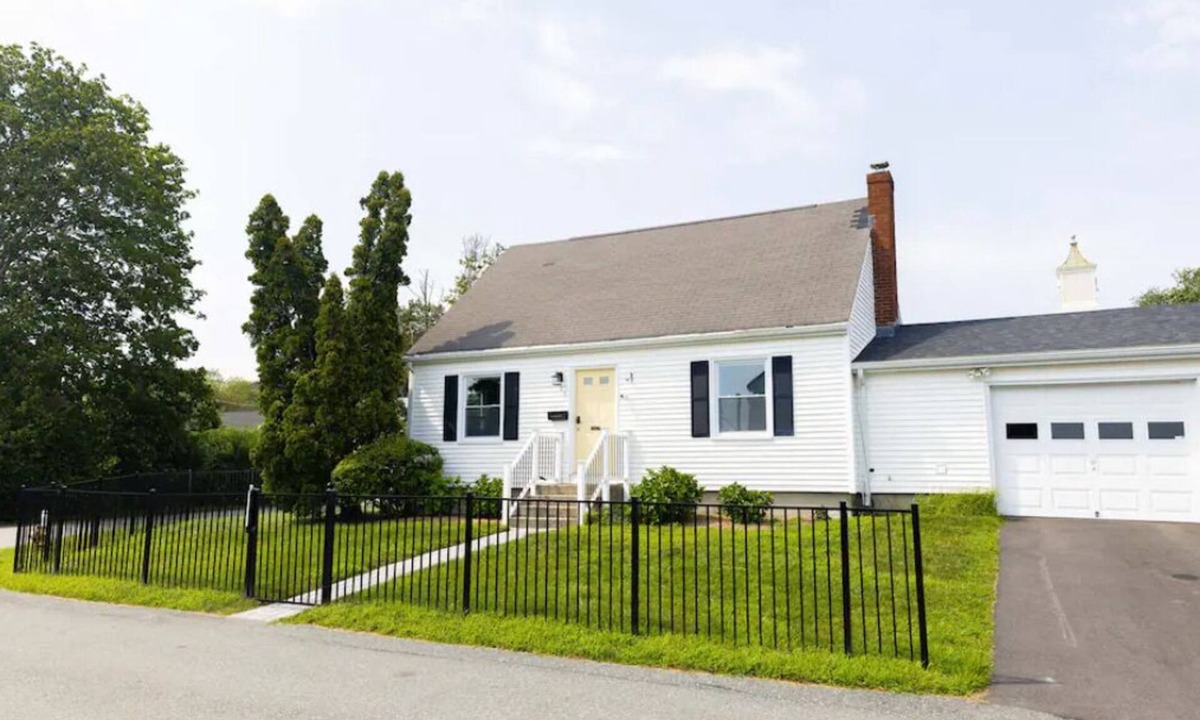 Middletown House | Newly Renovated Home, 3 BR on Newport border (7 min to downtown)