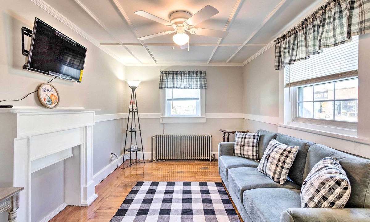 Newport House | Newport House < 3 Mi to Beaches & Bowen’s Wharf!