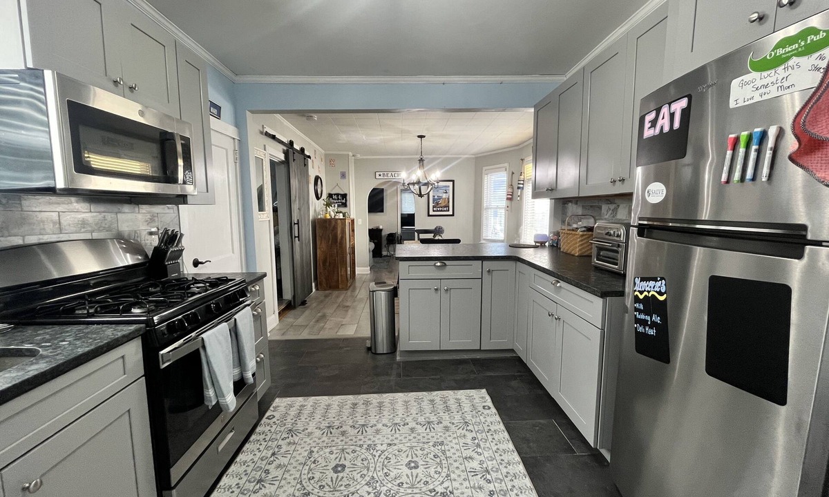 Fifth Ward Apartment | Newport Summer Retreat