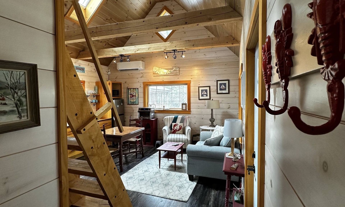 Bristol Cottage | Next Avail. Aug. 22 - 3 night min - 1st flr King & Full Loft, AC, Pets Free
