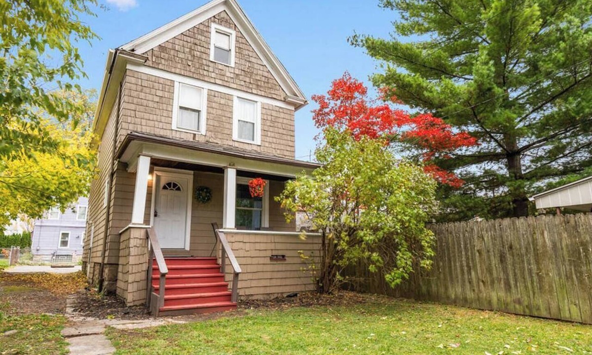 Niagara Falls House | Niagara Falls Getaway Walk to Falls Family 3BR