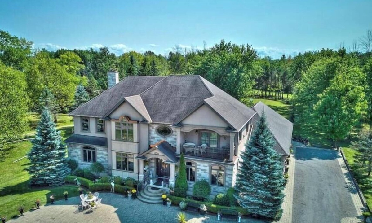 Fort Erie House | Niagara River Idyll Luxurious King Ensuite