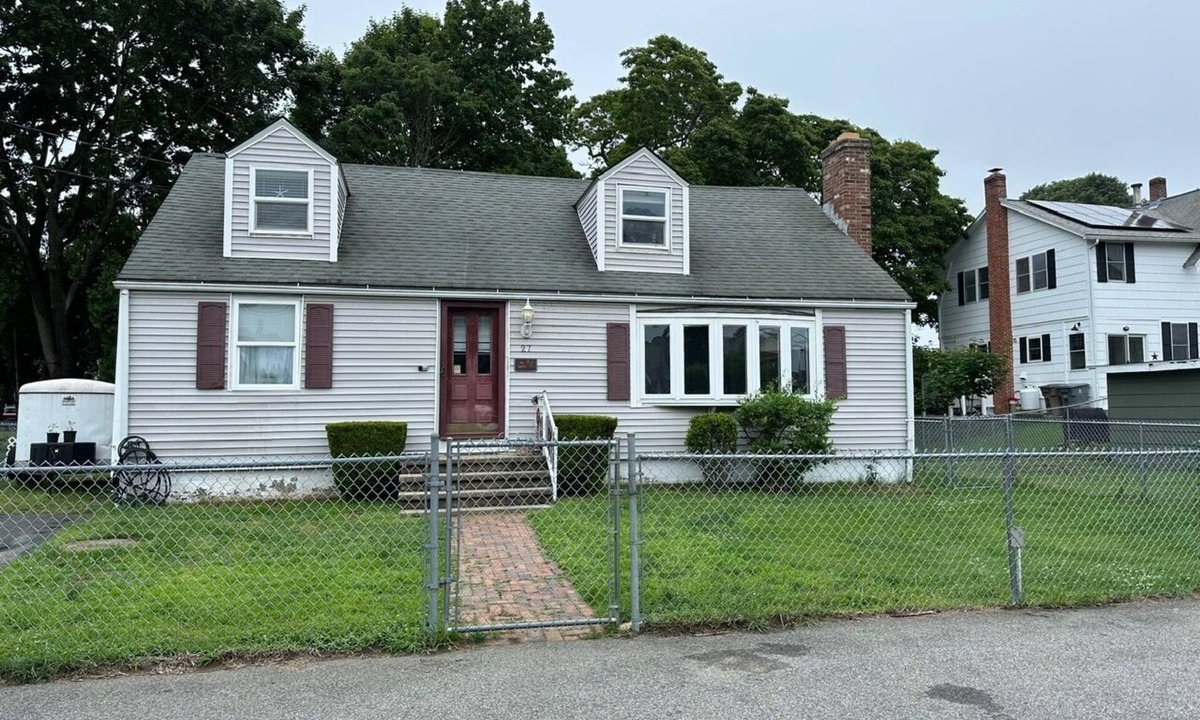 Niantic House | Niantic Beach House! Sleeps 8 — 500 ft to Crescent Beach + Fenced Yard, Pets Ok!