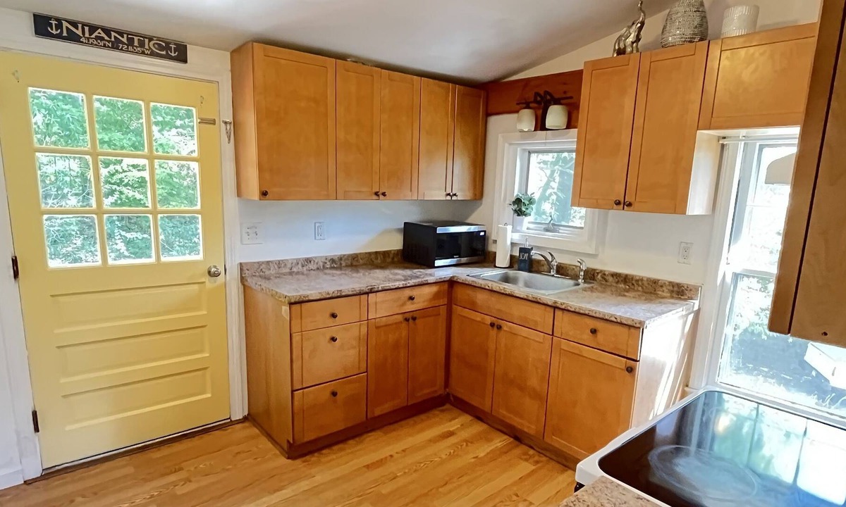 Niantic Apartment | Niantic water escape! 2 bd aptmt, 2nd flr