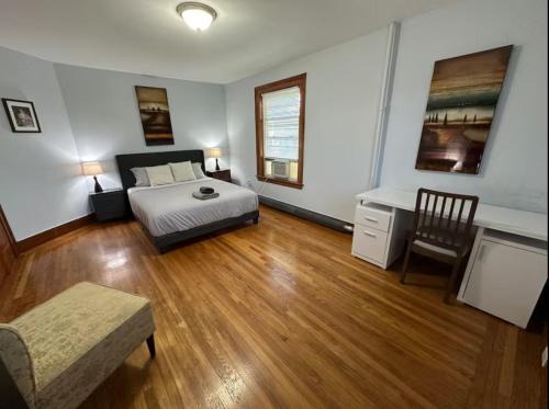 West Somerville House | -No50- Lovely Spacious Room in a House - 10 min to Green Line and Red Line T Stations & Tufts University - Centrally Located at Somerville Boston