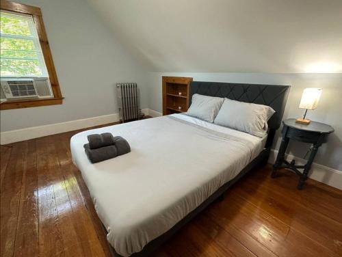 West Somerville House | -No53- Lovely Large Room in a House - 10 min to Green Line and Red Line T Stations & Tufts University - Centrally Located at Somerville Boston
