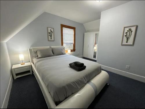 West Somerville House | -No55- Lovely Large Room in a House - 10 min to Green Line and Red Line T Stations & Tufts University - Centrally Located at Somerville Boston