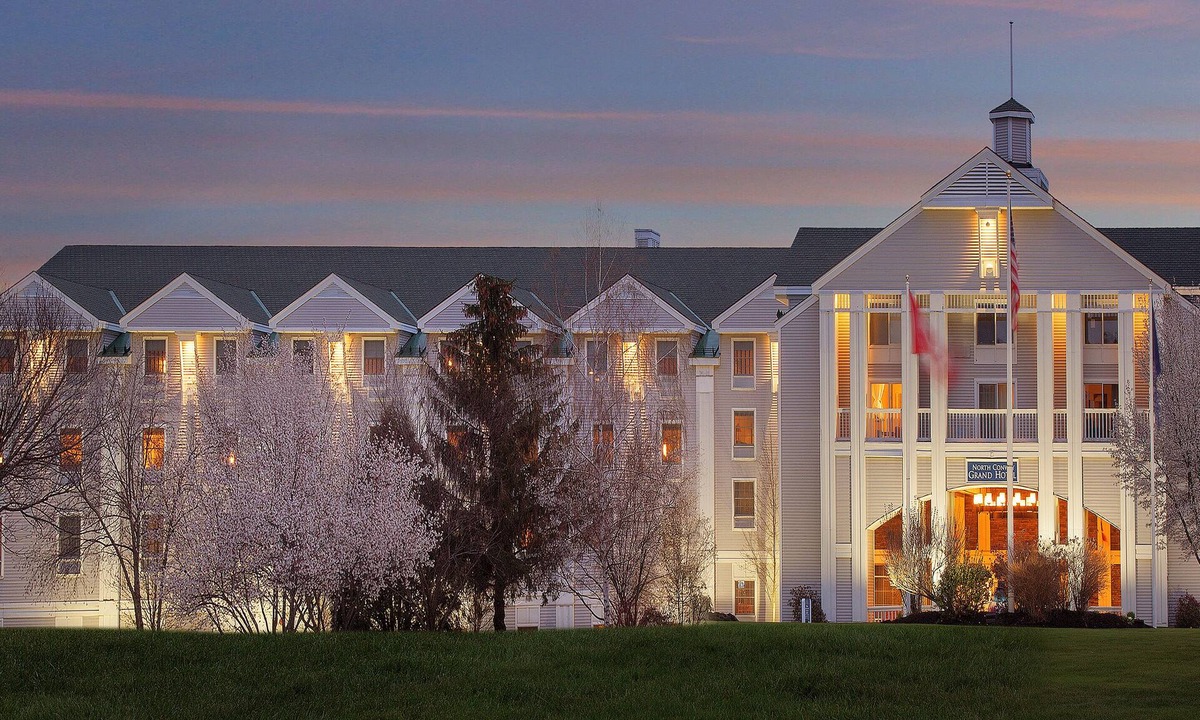 North Conway Hotel | North Conway Grand Hotel - Two Queens with Sleeper Sofa