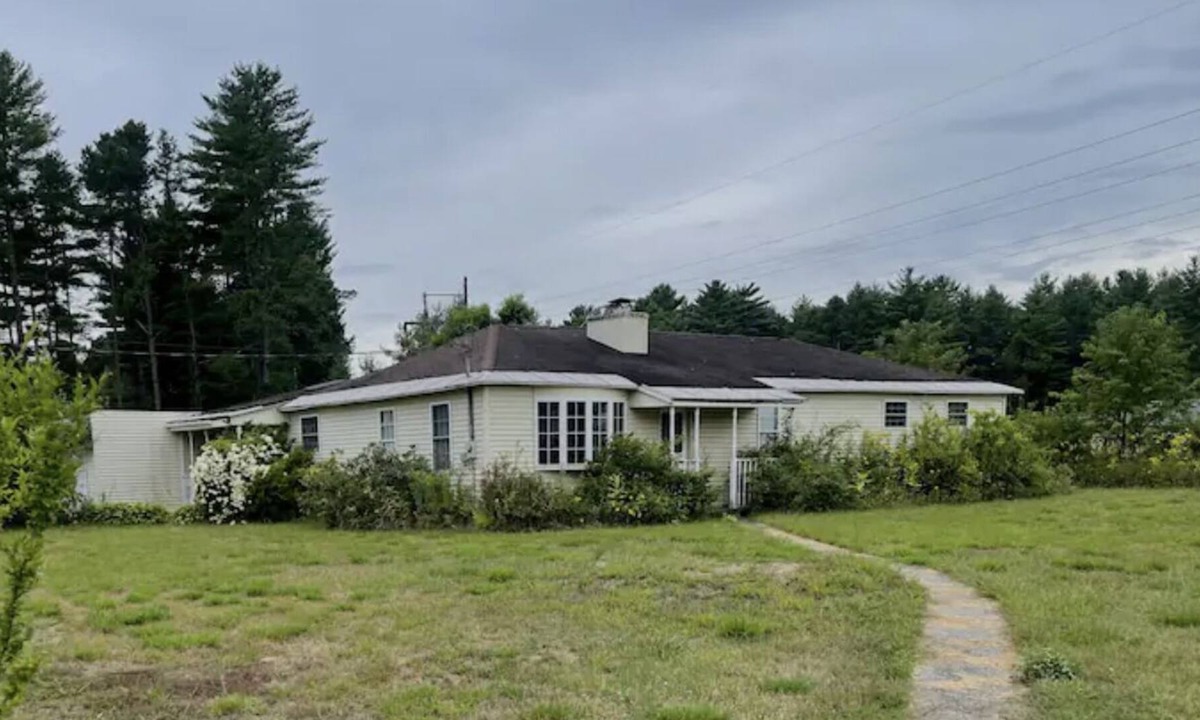 West Glens Falls House | North country escape 15 min north Lake George 15 minutes south Saratoga Springs