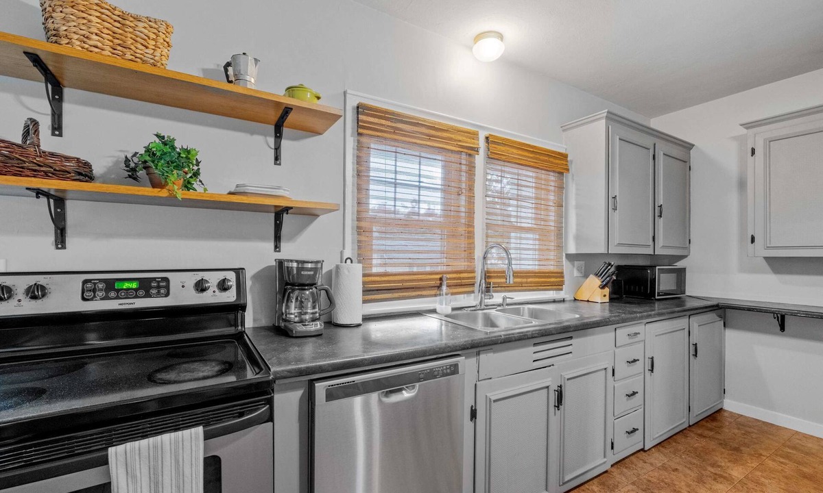 Manchester House | North End Single Family 4 Bed 2 Bath