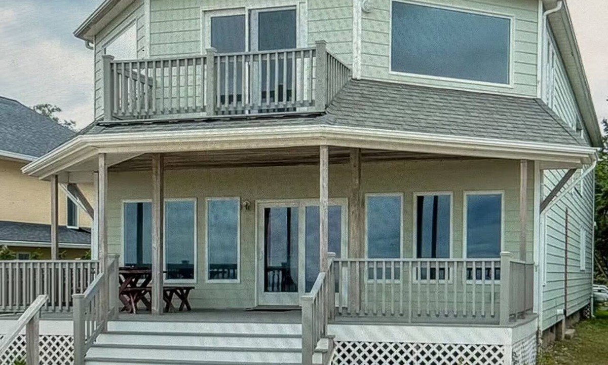 Asharoken House | North Shore Breezes Beachfront Home in Asharoken Pet Friendly/Event Friendly