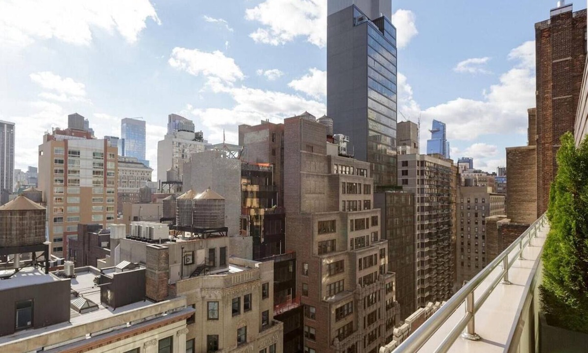 Midtown Resort | NYC Stay Near Times Square, Broadway & Dining with King Guest Room Comfort