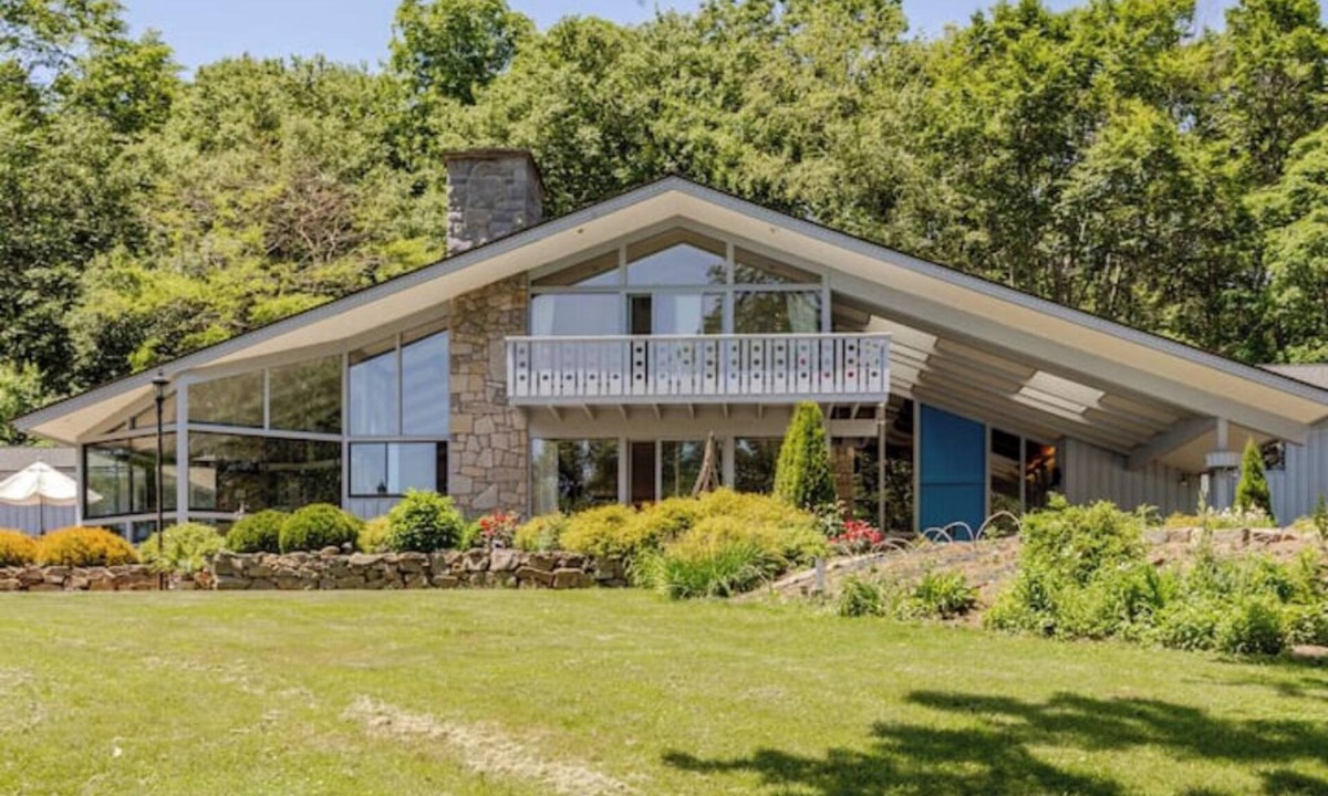 Torrington House | Oak Manor, a luxurious unmatched property including a studio Apt. on 6,6 acres.