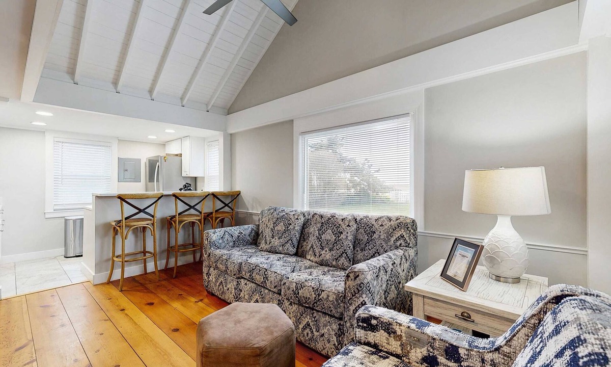 North Truro House | Oceanfront cottage near town with full kitchen, AC, beach access & patio