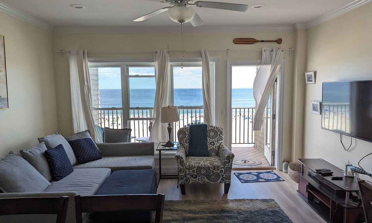 Hampton Condo | Oceanfront penthouse -“Sunkissed”